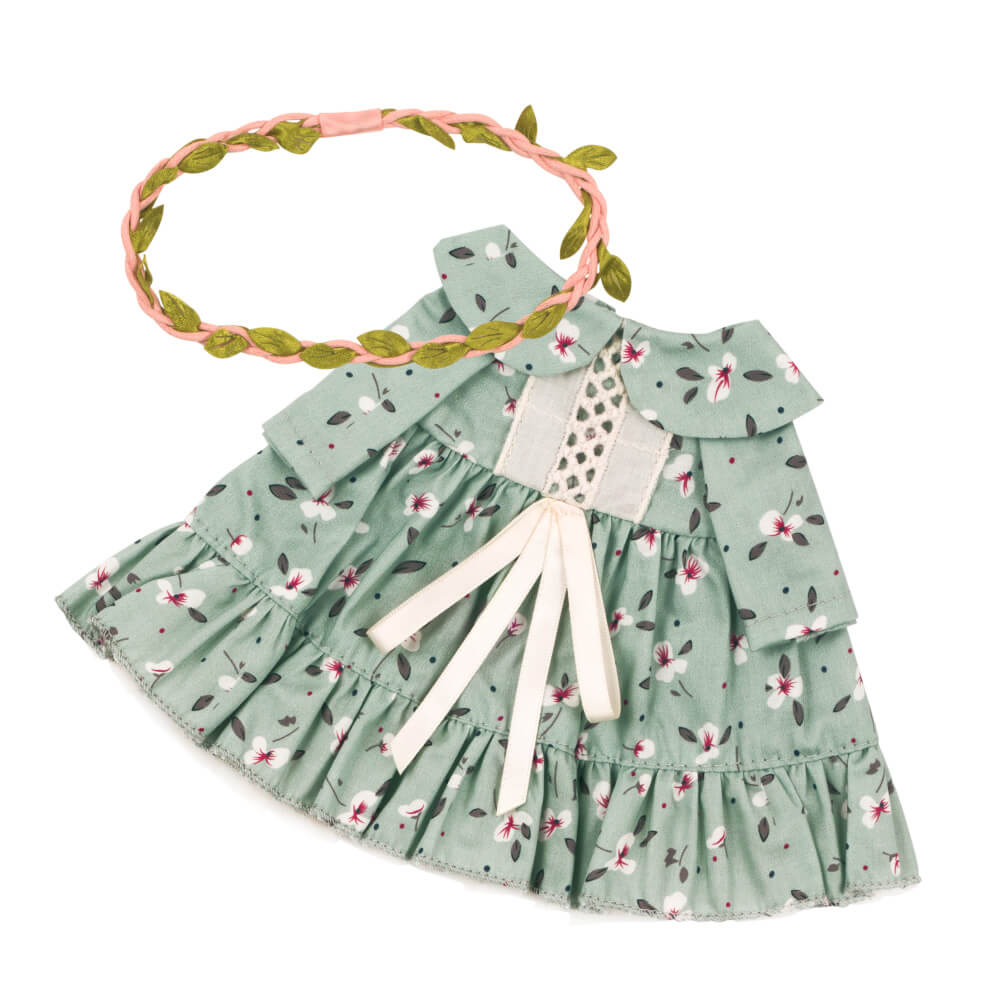 Shabby chic dress and wreath with leaves