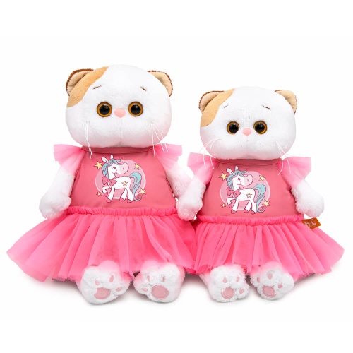 Cat Li-Li in a dress with a horse